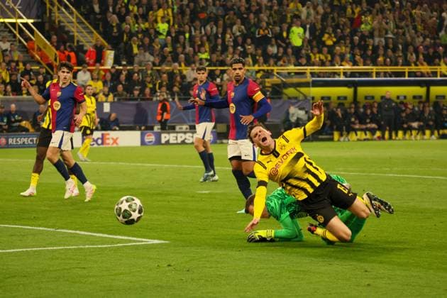 15.04.2025, xfanx, Fussball UEFA Champions League, Borussia Dortmund - FC Barcelona, Barca v.l. Pascal Groß Gross (Borussia Dortmund) wird durch Torhüter Wojciech Szczesny (FC Barcelona), was einen Elfmeter für Borussia Dortmund gibt (DFL DFB REGULATIONS PROHIBIT ANY USE OF PHOTOGRAPHS as IMAGE SEQUENCES and or QUASI-VIDEO) Dortmund