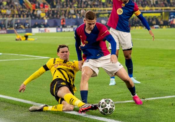 Zweikampf zwischen: Pascal Gross (Groß) (Borussia Dortmund, 13) und Fermin Lopez FC Barcelona, Barca 16) Borussia Dortmund vs. FC Barcelona, Fussball, UEFA Champions League Viertelfinale Rückspiel, Saison 2024 2025, 15.04.2025 DFL regulations prohibit any use of photographs as image sequences and or quasi-video. Copyright: HMBxMedia xMarcoxBader