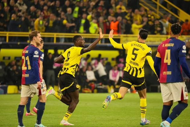 15.04.2025, xfanx, Fussball UEFA Champions League, Borussia Dortmund - FC Barcelona, Barca v.l. Torschütze Serhou Guirassy (BVB) verwandelt den Elfmeter und macht das Tor zum 1:0 für den BVB und jubelt mit Ramy Bensebaini (BVB) (DFL DFB REGULATIONS PROHIBIT ANY USE OF PHOTOGRAPHS as IMAGE SEQUENCES and or QUASI-VIDEO) Dortmund
