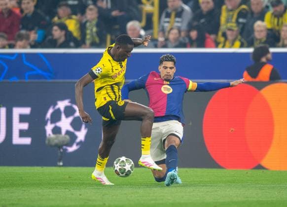 Fußball, Herren, Saison 2024 2025, Champions League (Viertelfinale, Rückspiel), Borussia Dortmund - FC Barcelona, Barca v. l. Serhou Guirassy (Borussia Dortmund), Ronald Araujo (FC Barcelona), 15.04. 2025, Copyright: xSebastianxRäppold MatthiasxKochx