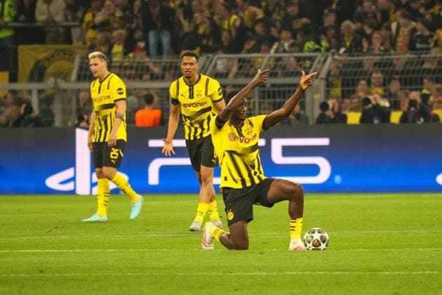15.04.2025, xfanx, Fussball UEFA Champions League, Borussia Dortmund - FC Barcelona, Barca v.l. Torschütze Serhou Guirassy (BVB) verwandelt den Elfmeter und macht das Tor zum 1:0 für den BVB und jubelt (DFL DFB REGULATIONS PROHIBIT ANY USE OF PHOTOGRAPHS as IMAGE SEQUENCES and or QUASI-VIDEO) Dortmund