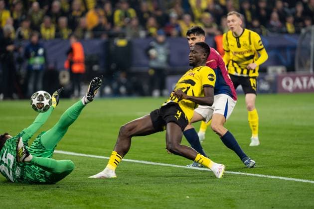 GER, UEFA Champions League, Borussia Dortmund vs FC Barcelona, Barca 15.04.2025, Signal Iduna Park, Dortmund, GER, UEFA Champions League, Borussia Dortmund vs FC Barcelona im Bild: Zweikampf zwischen Serhou Guirassy (BV Borussia Dortmund, 9) und Wojciech Szczęsny (FC Barcelona, 25) Torchance