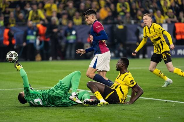GER, UEFA Champions League, Borussia Dortmund vs FC Barcelona, Barca 15.04.2025, Signal Iduna Park, Dortmund, GER, UEFA Champions League, Borussia Dortmund vs FC Barcelona im Bild: Zweikampf zwischen Serhou Guirassy (BV Borussia Dortmund, 9) und Wojciech Szczęsny (FC Barcelona, 25) Torchance