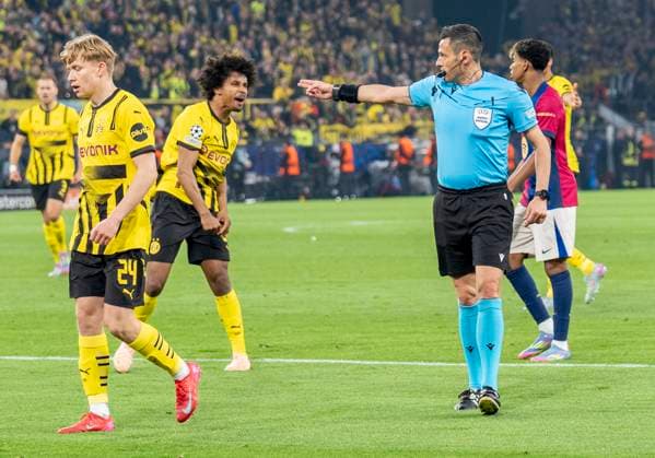 Maurizio Mariani (Referee, Italia) entscheidet auf Strafstoss. Karim Adeyemi (Borussia Dortmund, 27) links daneben schreit seine Freude raus. Borussia Dortmund vs. FC Barcelona, Barca Fussball, UEFA Champions League Viertelfinale Rückspiel, Saison 2024 2025, 15.04.2025 DFL regulations prohibit any use of photographs as image sequences and or quasi-video. Copyright: HMBxMedia xMarcoxBader