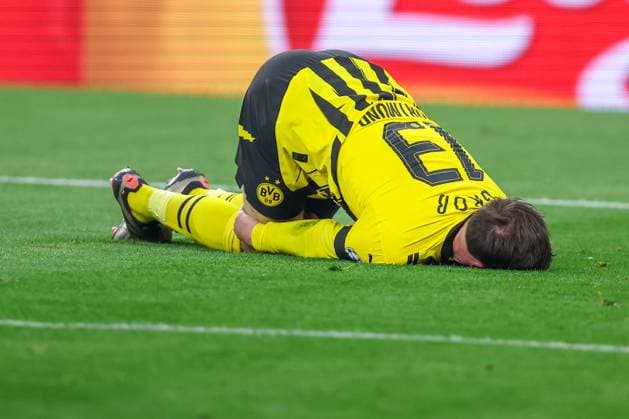Bilder des Jahres 2025, Sport 04 April Sport Bilder des Tages 15.04.2025, Fußball, UEFA Champions League, Borussia Dortmund - FC Barcelona, Barca BVB Stadion, Viertelfinale, Saison 2024 2025: Pascal Groß (BVB 13) liegt mit Schmerzen auf dem Boden im Strafraum - Elfmeter Regulations prohibit any use of photographs as image sequences and or quasi-video. Nordrhein-Westfalen Deutschland *** 15 04 2025, Football, UEFA Champions League, Borussia Dortmund FC Barcelona, BVB Stadion, Quarter-final, Season 2024 2025 Pascal Groß BVB 13 lies in pain on the ground in the penalty area Penalty Regulations prohibit any use of photographs as image sequences and or quasi video Nordrhein Westfalen Germany