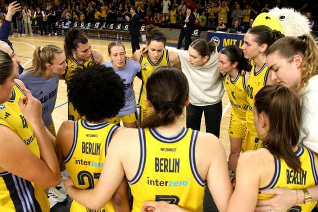 DEU, easyCredit DBBL, ALBA vs. SAARLOUIS ROYALS, 15.04.2025, Soemmeringhalle, Berlin, DEU, easyCredit DBBL, ALBA vs. SAARLOUIS ROYALS, im Bild ALBA-Spielerinnenkreis Foto: Juergen Engler nordphoto GmbH