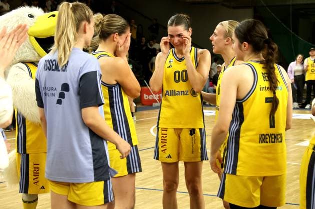 DEU, easyCredit DBBL, ALBA vs. SAARLOUIS ROYALS, 15.04.2025, Soemmeringhalle, Berlin, DEU, easyCredit DBBL, ALBA vs. SAARLOUIS ROYALS, im Bild ALBA-Spielerinnenkreis, Maggie Mulligan (ALBA Berlin 0) Foto: Juergen Engler nordphoto GmbH
