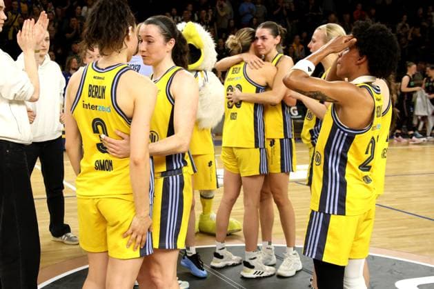 Sport Bilder des Tages DEU, easyCredit DBBL, ALBA vs. SAARLOUIS ROYALS, 15.04.2025, Soemmeringhalle, Berlin, DEU, easyCredit DBBL, ALBA vs. SAARLOUIS ROYALS, im Bild ALBA-Spielerinnenkreis Foto: Juergen Engler nordphoto GmbH