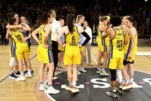 DEU, easyCredit DBBL, ALBA vs. SAARLOUIS ROYALS, 15.04.2025, Soemmeringhalle, Berlin, DEU, easyCredit DBBL, ALBA vs. SAARLOUIS ROYALS, im Bild ALBA-Spielerinnenkreis Foto: Juergen Engler nordphoto GmbH