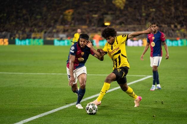 GER, UEFA Champions League, Borussia Dortmund vs FC Barcelona, Barca 15.04.2025, Signal Iduna Park, Dortmund, GER, UEFA Champions League, Borussia Dortmund vs FC Barcelona im Bild: Zweikampf zwischen Karim Adeyemi (BV Borussia Dortmund, 27) und Jules Koundà Kounde (FC Barcelona, 23)