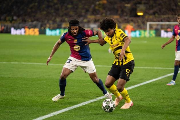 GER, UEFA Champions League, Borussia Dortmund vs FC Barcelona, Barca 15.04.2025, Signal Iduna Park, Dortmund, GER, UEFA Champions League, Borussia Dortmund vs FC Barcelona im Bild: Zweikampf zwischen Karim Adeyemi (BV Borussia Dortmund, 27) und Jules Koundà Kounde (FC Barcelona, 23)