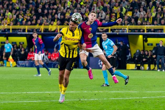 15.04.2025, Borussia Dortmund vs. FC Barcelona, Barca UEFA Champions League, Viertelfinale, Rückspiel: Dortmunds Felix Nmecha (l) und Barcelonas Fermin kämpfen um den Ball. Wichtiger Hinweis: Gemaess den Vorgaben der UEFA ist es untersagt, in dem Stadion und oder vom Spiel angefertigte Fotoaufnahmen in Form von Sequenzbildern und oder videoaehnlichen Fotostrecken zu verwerten bzw. verwerten zu lassen. Copyright: xDavidxInderliedx
