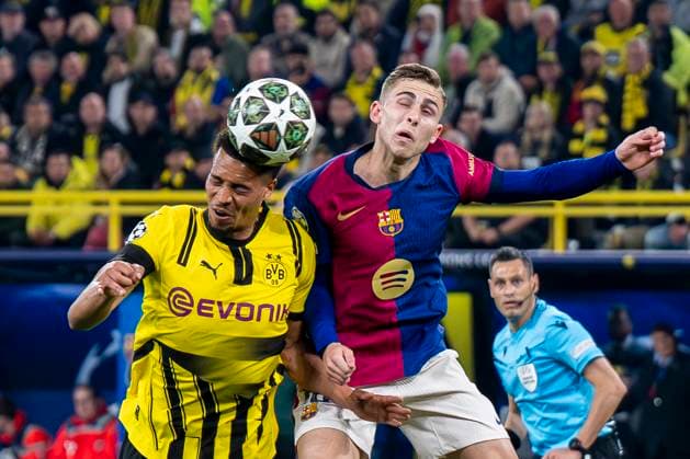 15.04.2025, Borussia Dortmund vs. FC Barcelona, Barca UEFA Champions League, Viertelfinale, Rückspiel: Dortmunds Felix Nmecha (l) und Barcelonas Fermin kämpfen um den Ball. Wichtiger Hinweis: Gemaess den Vorgaben der UEFA ist es untersagt, in dem Stadion und oder vom Spiel angefertigte Fotoaufnahmen in Form von Sequenzbildern und oder videoaehnlichen Fotostrecken zu verwerten bzw. verwerten zu lassen. Copyright: xDavidxInderliedx