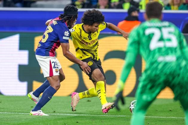 15.04.2025, Fußball, UEFA Champions League, Borussia Dortmund - FC Barcelona, Barca BVB Stadion, Viertelfinale, Saison 2024 2025: Jules Kounde (FC Barcelona 23) im Zweikampf gegen Karim Adeyemi (BVB 27) Regulations prohibit any use of photographs as image sequences and or quasi-video. Nordrhein-Westfalen Deutschland