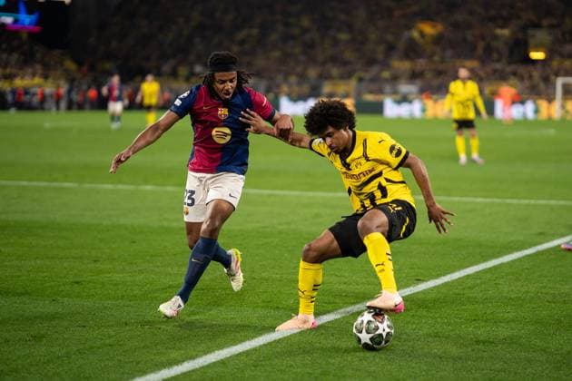 GER, UEFA Champions League, Borussia Dortmund vs FC Barcelona, Barca 15.04.2025, Signal Iduna Park, Dortmund, GER, UEFA Champions League, Borussia Dortmund vs FC Barcelona im Bild: Zweikampf zwischen Karim Adeyemi (BV Borussia Dortmund, 27) und Jules Koundà Kounde (FC Barcelona, 23)