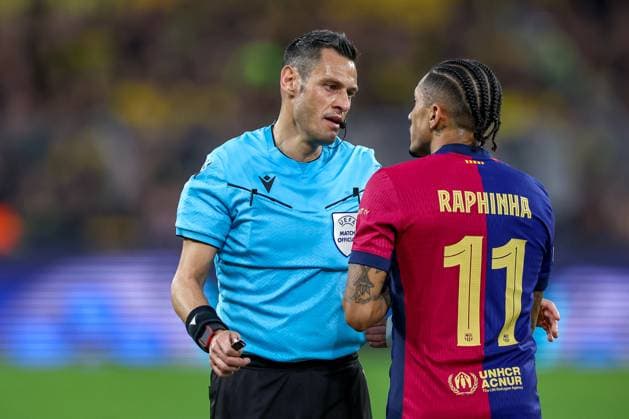 15.04.2025, Fußball, UEFA Champions League, Borussia Dortmund - FC Barcelona, Barca BVB Stadion, Viertelfinale, Saison 2024 2025: Schiedsrichter Maurizio Mariani Raphinha Raphael Dias Belloli (FC Barcelona 11) Regulations prohibit any use of photographs as image sequences and or quasi-video. Nordrhein-Westfalen Deutschland