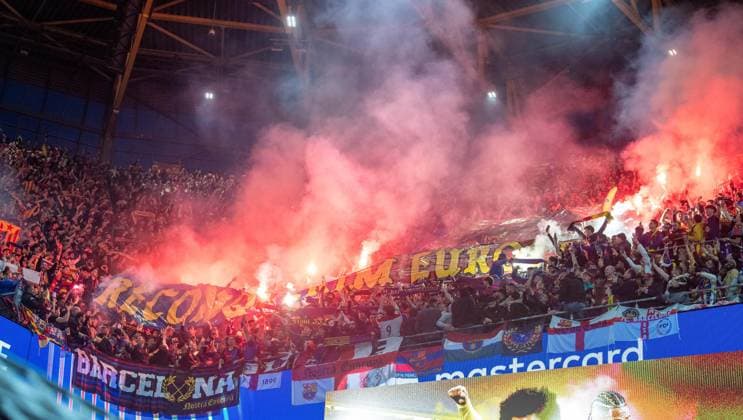 Sport Bilder des Tages Fußball, Herren, Saison 2024 2025, Champions League (Viertelfinale, Rückspiel), Borussia Dortmund - FC Barcelona, Barca Gästeblock, Fans von Barcelona brennen Feuerwerk ab, 15.04. 2025, Copyright: xSebastianxRäppold MatthiasxKochx