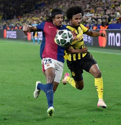 v. li. im Zweikampf Jules Kounde (Barcelona 23) Karim Adeyemi (Dortmund 27) 15.04.2025 Fussball, Champions League, Borussia Dortmund vs FC Barcelona, Barca Signal Iduna Park, Dortmund,