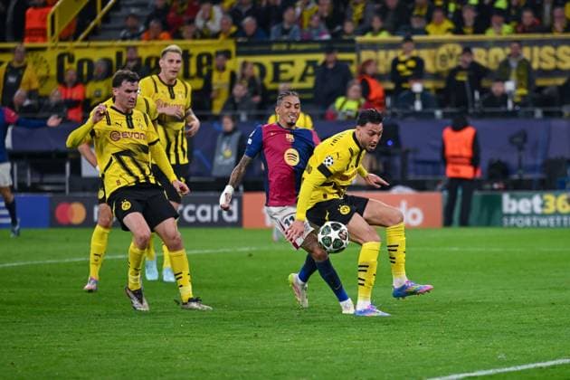 15.04.2025, Fussball, Champions League, Viertelfinale, Saison 2024 2025, Borussia Dortmund - FC Barcelona, Barca Pascal Groß (Borussia Dortmund), Raphinha (FC Barcelona), Ramy Bensebaini (Borussia Dortmund) xRHR-FOTO TKx Copyright: RHR-FOTOx RHR-FOTO TK