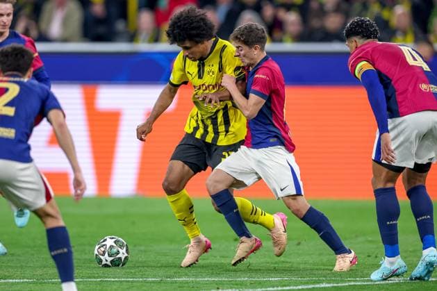 15.04.2025, Fußball, UEFA Champions League, Borussia Dortmund - FC Barcelona, Barca BVB Stadion, Viertelfinale, Saison 2024 2025: Karim Adeyemi (BVB 27) im Zweikampf gegen Pablo Torre (FC Barcelona 14) Regulations prohibit any use of photographs as image sequences and or quasi-video. Nordrhein-Westfalen Deutschland