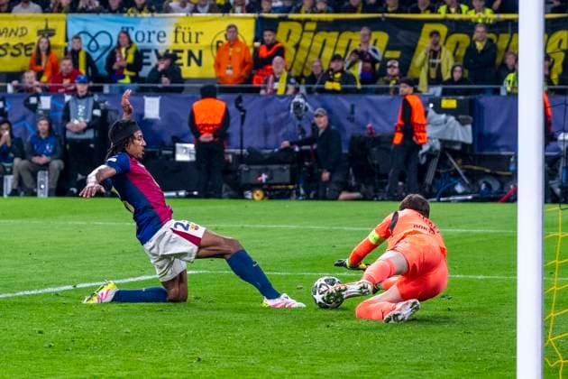 15.04.2025, Borussia Dortmund vs. FC Barcelona, Barca UEFA Champions League, Viertelfinale, Rückspiel: Barcelonas Jules Kounde (l) und Dortmunds Torwart Gregor Kobel kämpfen um den Ball. Wichtiger Hinweis: Gemaess den Vorgaben der UEFA ist es untersagt, in dem Stadion und oder vom Spiel angefertigte Fotoaufnahmen in Form von Sequenzbildern und oder videoaehnlichen Fotostrecken zu verwerten bzw. verwerten zu lassen. Copyright: xDavidxInderliedx