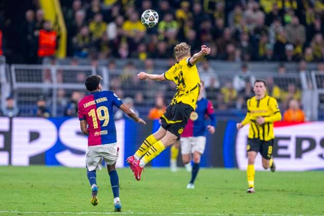 15.04.2025, Borussia Dortmund vs. FC Barcelona, Barca UEFA Champions League, Viertelfinale, Rückspiel: Barcelonas Lamine Yamal (l) und Dortmunds Daniel Svensson kämpfen um den Ball. Wichtiger Hinweis: Gemaess den Vorgaben der UEFA ist es untersagt, in dem Stadion und oder vom Spiel angefertigte Fotoaufnahmen in Form von Sequenzbildern und oder videoaehnlichen Fotostrecken zu verwerten bzw. verwerten zu lassen. Copyright: xDavidxInderliedx