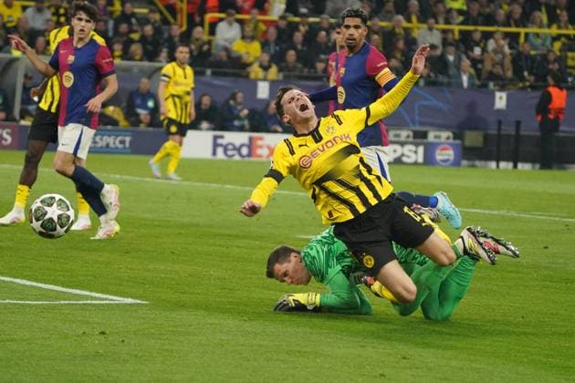Fussball, UEFA Champions League 2024 2025, Borussia Dortmund vs. FC Bacelona 15.04.2025 , Signal Iduna Park Dortmund Pascal Gross, Wojciech Szczesny TW FC Barcelona, Barca BVB Aktion, Einzelbild,