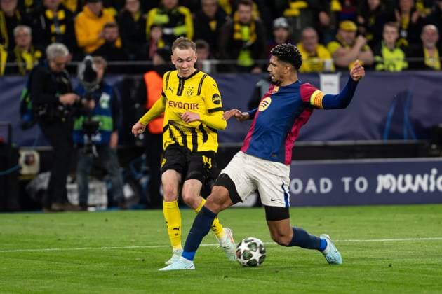 GER, UEFA Champions League, Borussia Dortmund vs FC Barcelona, Barca 15.04.2025, Signal Iduna Park, Dortmund, GER, UEFA Champions League, Borussia Dortmund vs FC Barcelona im Bild: Zweikampf zwischen Maximilian Beier (BV Borussia Dortmund, 14) und Ronald Araujo Araujo (FC Barcelona, 4)