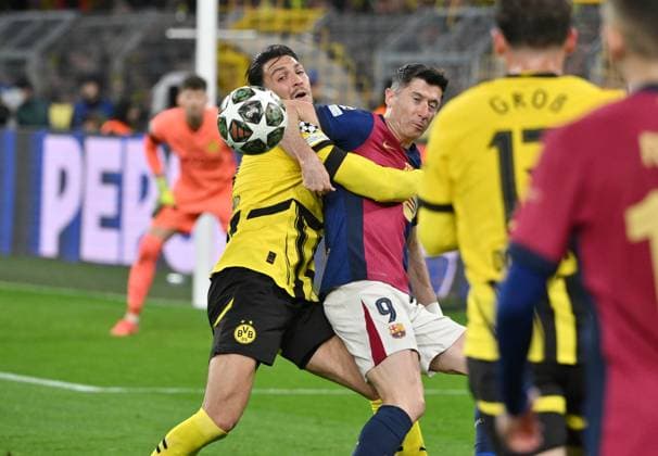 Robert Lewandowski FC Barcelona, Barca , Ramy Bensebaini (Borussia Dortmund), v.re. 15.04.2025, Fussball UEFA Champions League 2024 25, Viertelfinale, Rückspiel, Borussia Dortmund - FC Barcelona Dortmund Signal Iduna Park Nordrhein Westfalen Deutschland