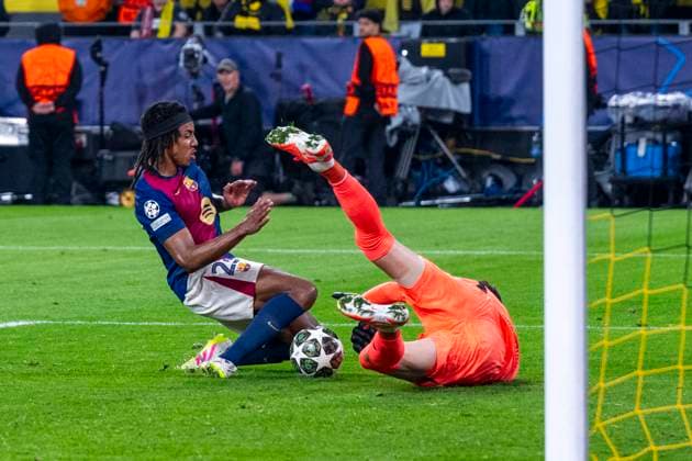 15.04.2025, Borussia Dortmund vs. FC Barcelona, Barca UEFA Champions League, Viertelfinale, Rückspiel: Barcelonas Jules Kounde (l) und Dortmunds Torwart Gregor Kobel kämpfen um den Ball. Wichtiger Hinweis: Gemaess den Vorgaben der UEFA ist es untersagt, in dem Stadion und oder vom Spiel angefertigte Fotoaufnahmen in Form von Sequenzbildern und oder videoaehnlichen Fotostrecken zu verwerten bzw. verwerten zu lassen. Copyright: xDavidxInderliedx