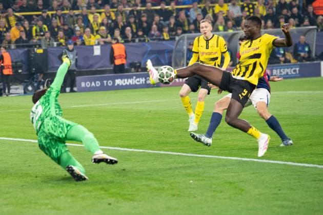 Serhou GUIRASSY (DO) Torchance gegen Torwart Wojciech SZCZESNY (Barca) Aktion, Zweikampf, Fussball Champions League, Viertelfinale, Round of 8, Borussia Dortmund (DO) - FC Barcelona, Barca (Barca) am 15.04.2025 in Dortmund Deutschland. UEFA regulations prohibit any use of photographs as image sequences and or quasi-video Â