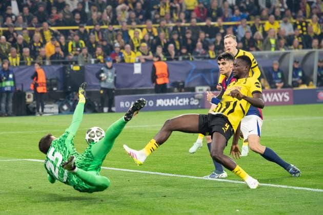 Serhou GUIRASSY (DO) Torchance gegen Torwart Wojciech SZCZESNY (Barca) Aktion, Zweikampf, Fussball Champions League, Viertelfinale, Round of 8, Borussia Dortmund (DO) - FC Barcelona, Barca (Barca) am 15.04.2025 in Dortmund Deutschland. UEFA regulations prohibit any use of photographs as image sequences and or quasi-video Â