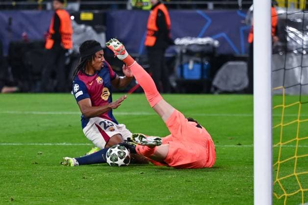 15.04.2025, Fussball, Champions League, Viertelfinale, Saison 2024 2025, Borussia Dortmund - FC Barcelona, Barca Torchance Raphinha (FC Barcelona), Torwart Gregor Kobel (Borussia Dortmund) xRHR-FOTO TKx Copyright: RHR-FOTOx RHR-FOTO TK