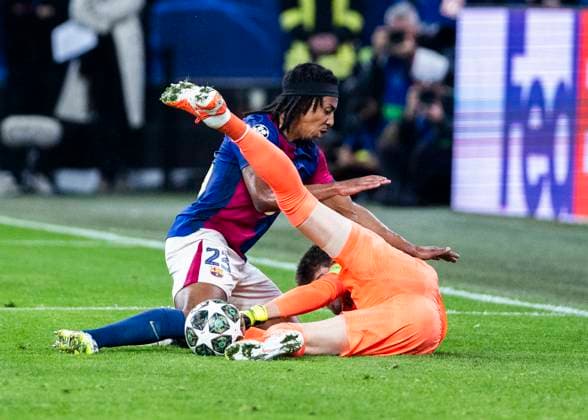 Signal-Iduna-Park, Dortmund, 15.04.2025: Jules Kounde of Barcelona challenges Goalkeeper Gregor Kobel of Dortmund during the Championsleague Borussia Dortmund vs. FC Barcelona, Barca