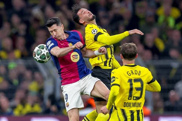 15.04.2025, Fußball, UEFA Champions League, Borussia Dortmund - FC Barcelona, Barca BVB Stadion, Viertelfinale, Saison 2024 2025: Robert Lewandowski (FC Barcelona 09) im Zweikampf gegen Ramy Bensebaini (BVB 5) Kopfball Kopfballduell Regulations prohibit any use of photographs as image sequences and or quasi-video. Nordrhein-Westfalen Deutschland