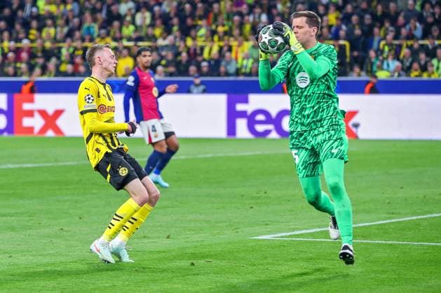 15.04.2025, Fußball, UEFA Champions League, Borussia Dortmund - FC Barcelona, Barca BVB Stadion, Viertelfinale, Saison 2024 2025: Maximilian Beier (BVB 14) gegen Torwart Wojciech Szczesny (FC Barcelona 25) Regulations prohibit any use of photographs as image sequences and or quasi-video. Nordrhein-Westfalen Deutschland
