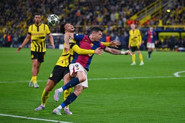15.04.2025, Fussball, Champions League, Viertelfinale, Saison 2024 2025, Borussia Dortmund - FC Barcelona, Barca Ramy Bensebaini (Borussia Dortmund), Robert Lewandowski (FC Barcelona) xRHR-FOTO TKx Copyright: RHR-FOTOx RHR-FOTO TK