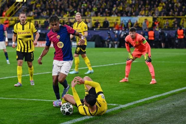 15.04.2025, Fussball, Champions League, Viertelfinale, Saison 2024 2025, Borussia Dortmund - FC Barcelona, Barca Lamine Yamal (FC Barcelona), Ramy Bensebaini (Borussia Dortmund) xRHR-FOTO TKx Copyright: RHR-FOTOx RHR-FOTO TK