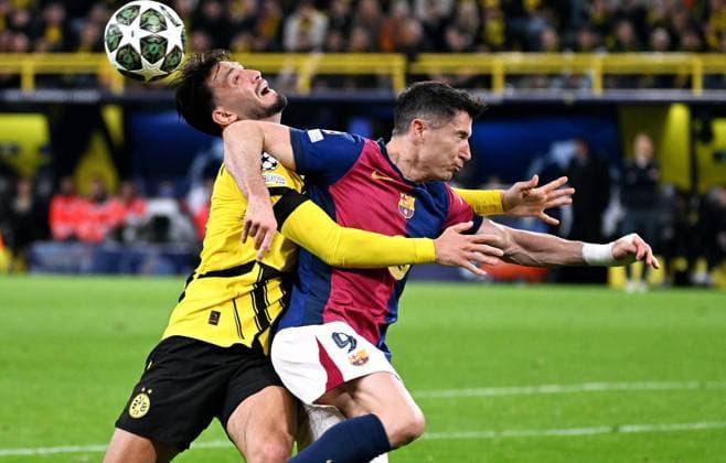 Fussball, Champions League, Deutschland, Herren, Saison 2024 2025, Viertelfinale Rückspiel, Signal Iduna Park Dortmund: Bor. Dortmund - FC Barcelona, Barca Ramy Bensebaini (BVB), Robert Lewandowski (BCN). Aktion