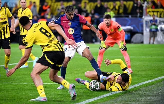 Fussball, Champions League, Deutschland, Herren, Saison 2024 2025, Viertelfinale Rückspiel, Signal Iduna Park Dortmund: Bor. Dortmund - FC Barcelona, Barca Lamine Yamal (BCN), Ramy Bensebaini (BVB). Aktion