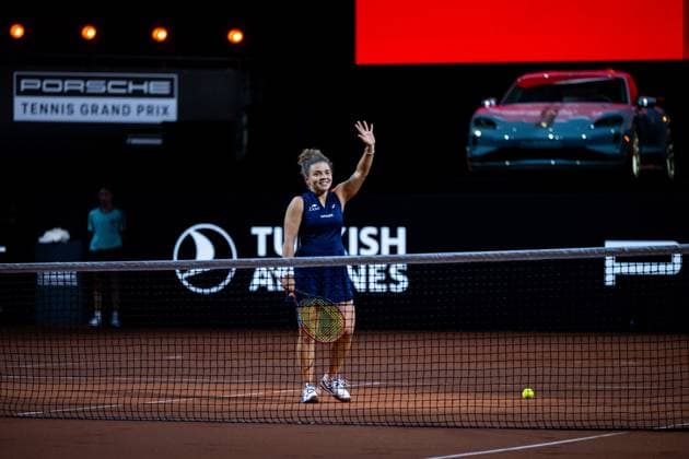 Jasmine Paolini (Italien) im Bild jubelt ueber den Sieg, Eva Lys (Deutschland) vs Jasmine Paolini (Italien), Runde 1, GER, Porsche Tennis Grand Prix GP Stuttgart 2025, WTA500, 15.04.2025 GER, Porsche Tennis Grand Prix GP Stuttgart 2025, WTA500, 15.04.2025 Stuttgart Copyright: xEibner-Pressefoto Memmlerx EP_MMR