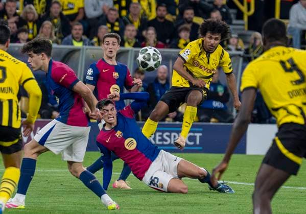 Karim Adeyemi (Borussia Dortmund, 27) mit einem Schuss auf das Tor. Gerard Martin FC Barcelona, Barca 35) versucht zu blocken. Borussia Dortmund vs. FC Barcelona, Fussball, UEFA Champions League Viertelfinale Rückspiel, Saison 2024 2025, 15.04.2025 DFL regulations prohibit any use of photographs as image sequences and or quasi-video. Copyright: HMBxMedia xMarcoxBader
