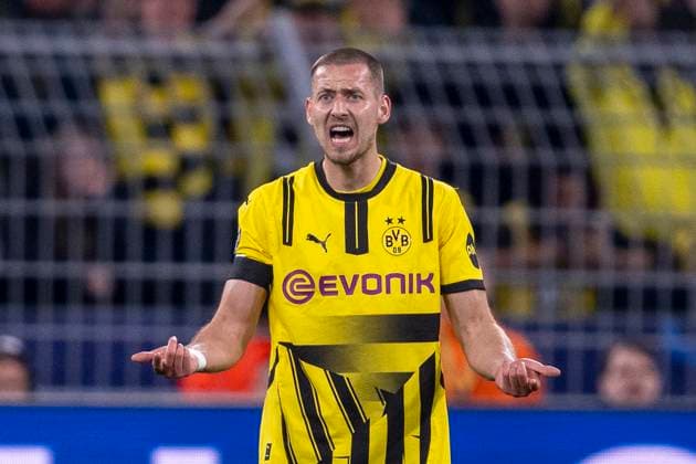 15.04.2025, Borussia Dortmund vs. FC Barcelona, Barca UEFA Champions League, Viertelfinale, Rückspiel: Dortmunds Waldemar Anton reagiert. Wichtiger Hinweis: Gemaess den Vorgaben der UEFA ist es untersagt, in dem Stadion und oder vom Spiel angefertigte Fotoaufnahmen in Form von Sequenzbildern und oder videoaehnlichen Fotostrecken zu verwerten bzw. verwerten zu lassen. Copyright: xDavidxInderliedx