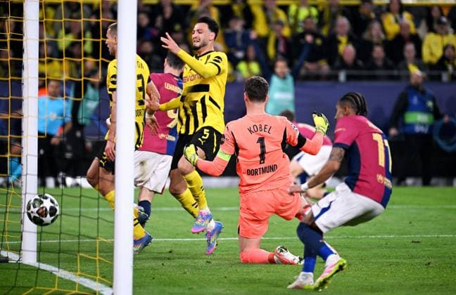Sport Bilder des Tages Fussball, Champions League, Deutschland, Herren, Saison 2024 2025, Viertelfinale Rückspiel, Signal Iduna Park Dortmund: Bor. Dortmund - FC Barcelona, Barca Eigentor Ramy Bensebaini (BVB) zum 1:2.