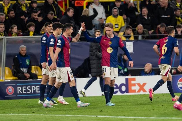 GER, UEFA Champions League, Borussia Dortmund vs FC Barcelona, Barca 15.04.2025, Signal Iduna Park, Dortmund, GER, UEFA Champions League, Borussia Dortmund vs FC Barcelona im Bild: Torjubel Jubel ueber das Tor zum 2:1, Robert Lewandowski (FC Barcelona, 9) und Frenkie de Jong (FC Barcelona, 21) klatschen ab