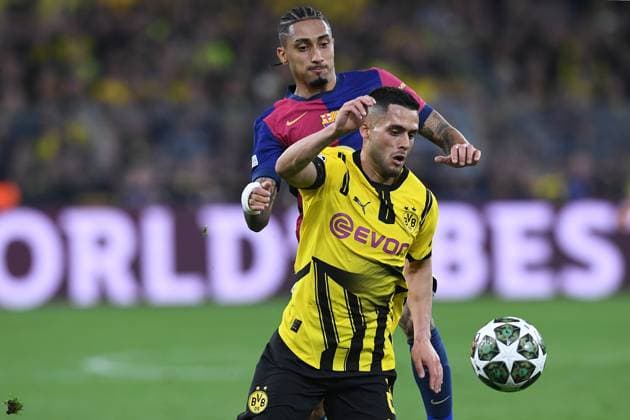 Fußball Champions League Viertelfinale Borussia Dortmund - FC Barcelona, Barca am 15.04.2025 im Signal Iduna Park in Dortmund Yan Couto ( Dortmund ), vorne - Raphinha Raphael Dias Belloli ( Barcelona ), hinten