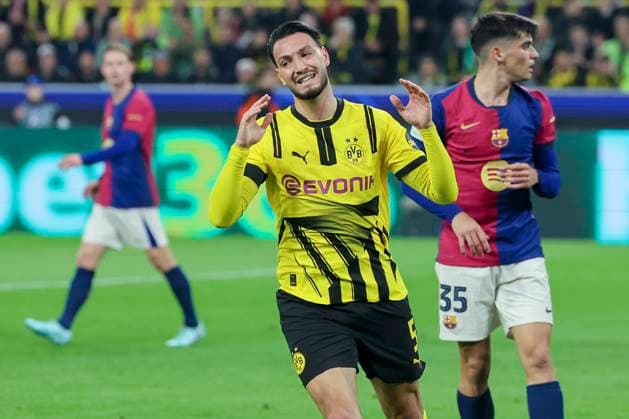 Ramy Bensebaini (Borussia Dortmund) schaut enttaeuscht nach seinem Eigentor, UEFA Champions League 2024 25 Quarter Final Second Leg, Borussia Dortmund and FC Barcelona, Barca Signal Iduan Park am 15. April 2025 in Dortmund, Deutschland. (Foto von Marco Steinbrenner DeFodi Images) Ramy Bensebaini (Borussia Dortmund) looks disappointed after his own goal, UEFA Champions League 2024 25 Quarter Final Second Leg, Borussia Dortmund and FC Barcelona, BVB Stadion Dortmund, April 15, 2025 in Dortmund, Germany. (Photo by Marco Steinbrenner DeFodi Images)