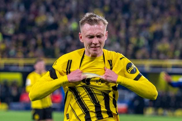 15.04.2025, Borussia Dortmund vs. FC Barcelona, Barca UEFA Champions League, Viertelfinale, Rückspiel: Dortmunds Maximilian Beier ärgert sich. Wichtiger Hinweis: Gemaess den Vorgaben der UEFA ist es untersagt, in dem Stadion und oder vom Spiel angefertigte Fotoaufnahmen in Form von Sequenzbildern und oder videoaehnlichen Fotostrecken zu verwerten bzw. verwerten zu lassen. Copyright: xDavidxInderliedx