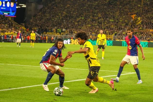 15.04.2025, xfanx, Fussball UEFA Champions League, Borussia Dortmund - FC Barcelona, Barca v.l. im Zweikampf Jules Kounde (FC Barcelona) und Karim Adeyemi (Borussia Dortmund) (DFL DFB REGULATIONS PROHIBIT ANY USE OF PHOTOGRAPHS as IMAGE SEQUENCES and or QUASI-VIDEO) Dortmund
