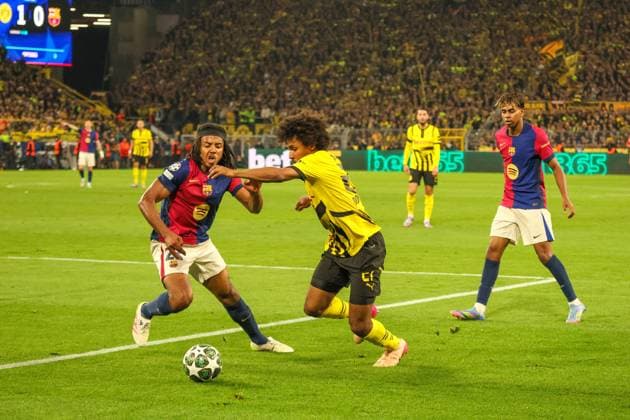 15.04.2025, xfanx, Fussball UEFA Champions League, Borussia Dortmund - FC Barcelona, Barca v.l. im Zweikampf Jules Kounde (FC Barcelona) und Karim Adeyemi (Borussia Dortmund) (DFL DFB REGULATIONS PROHIBIT ANY USE OF PHOTOGRAPHS as IMAGE SEQUENCES and or QUASI-VIDEO) Dortmund